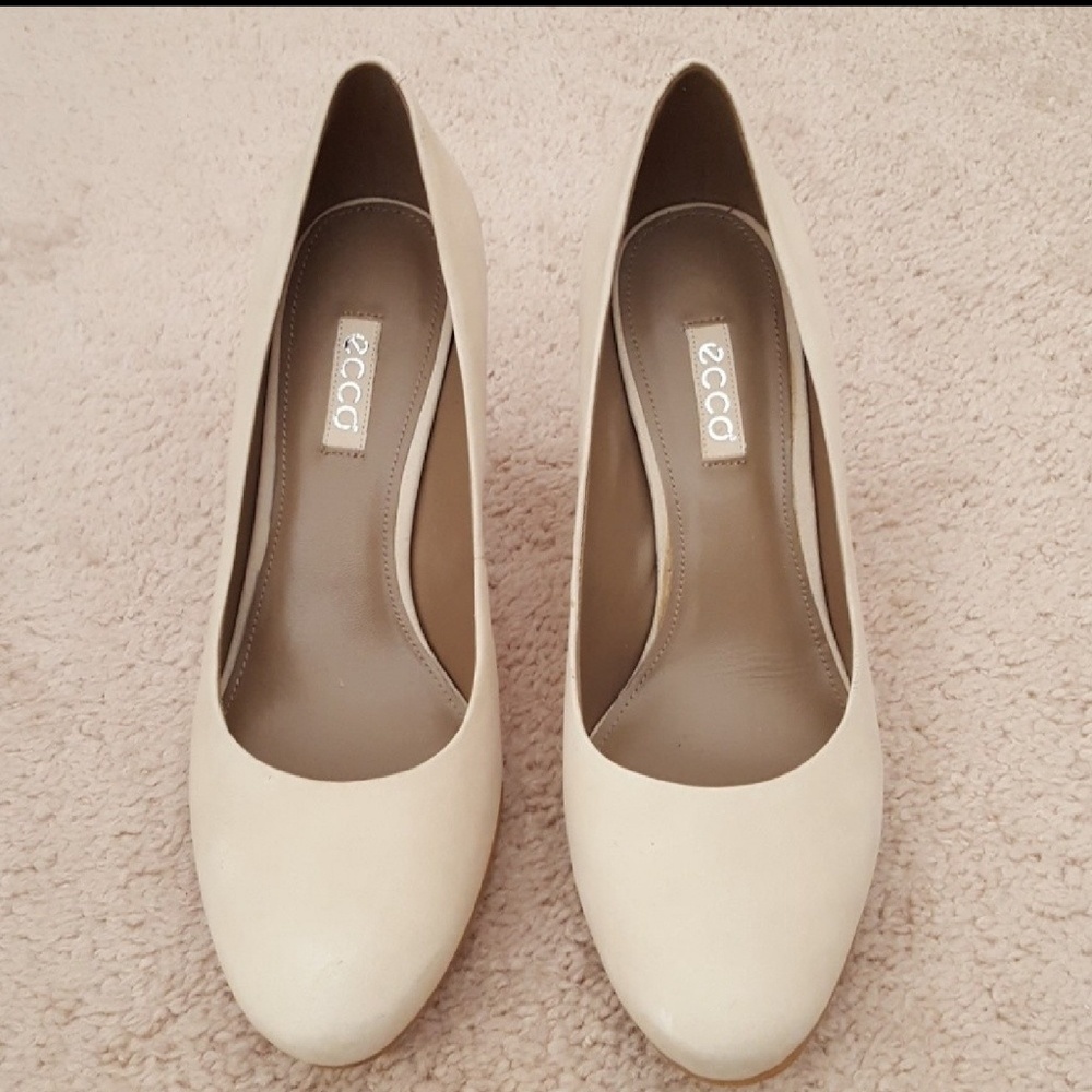 New Ecco cream leather heels size 9-9.5 $150